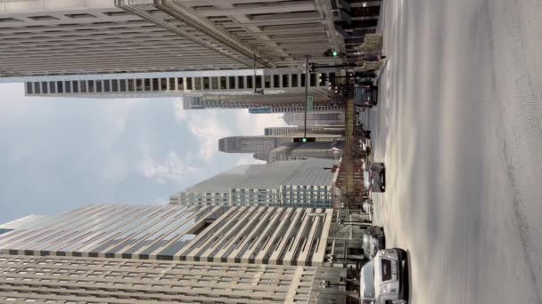 シカゴ イリノイ州 2023年3月21日 シカゴのダウンタウンで人々と車が通りを横断します 高品質4K映像 — ストック動画