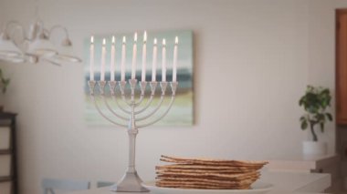 Hanukkiah Menorah 'ta bayram için yakılan mumlar evde bulanık bir zemin oluşturdu. Yüksek kalite 4k görüntü