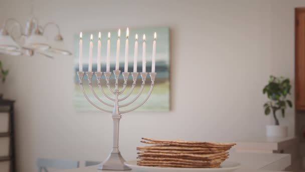Κεριά Διακοπές Αναμμένα Για Hanukkah Για Hanukkiah Menorah Θολή Φόντο — Αρχείο Βίντεο