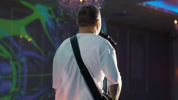 Homme Chante Dans Une Salle Concert Sous Les Rayons Lumière — Video