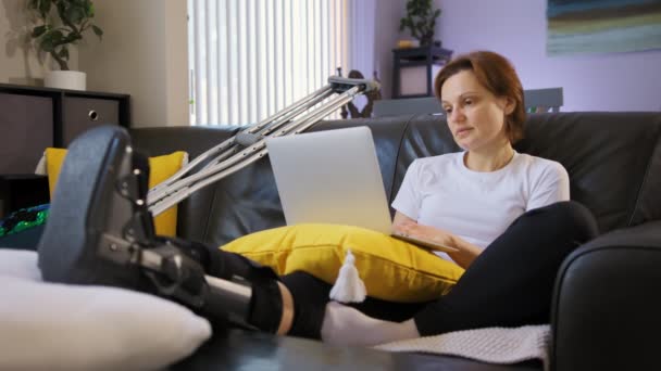 Een Boze Vrouw Met Een Gebroken Been Werkt Een Laptop — Stockvideo
