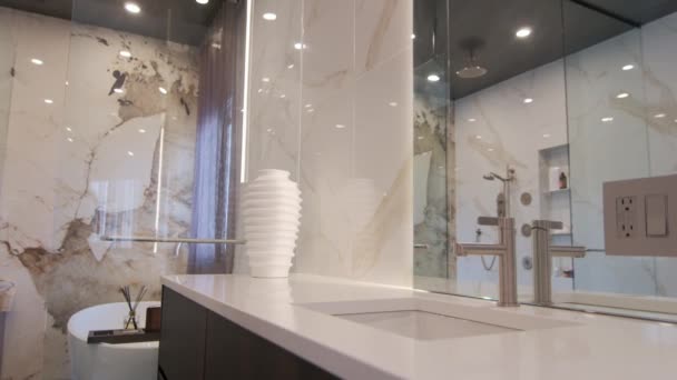 Modern Csempézett Fürdőszoba Zuhanyzóval Modern Otthon Ingatlan Belső Kiváló Minőségű — Stock videók