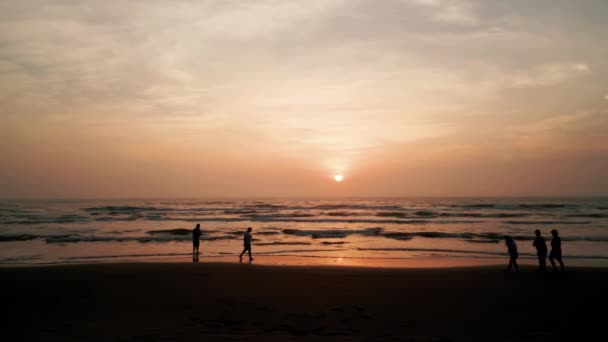 Несколько Человек Сзади Смотрят Красивый Закат Ярко Желтым Солнцем Горизонте — стоковое видео