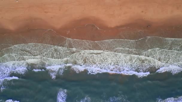 Letecká Shora Dolů Pohled Písečnou Pláž Letní Den Zatímco Turquiose — Stock video