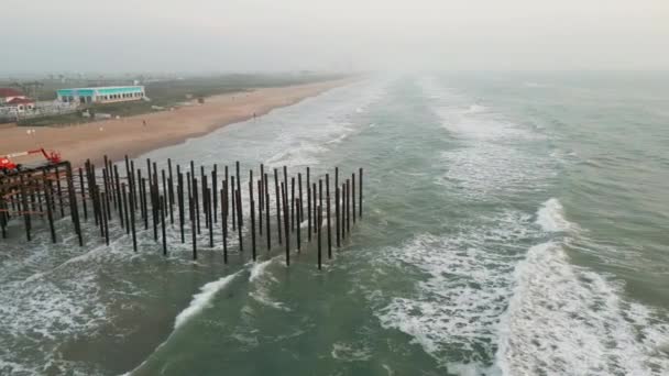 海のビーチで桟橋の建設の空中ビデオ 高品質4K映像 — ストック動画