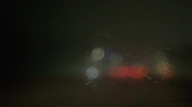 Arabada silecekler ve gece vakti arabanın camına yıldırım çarpması. İçeriden bak. Yüksek kalite 4k görüntü