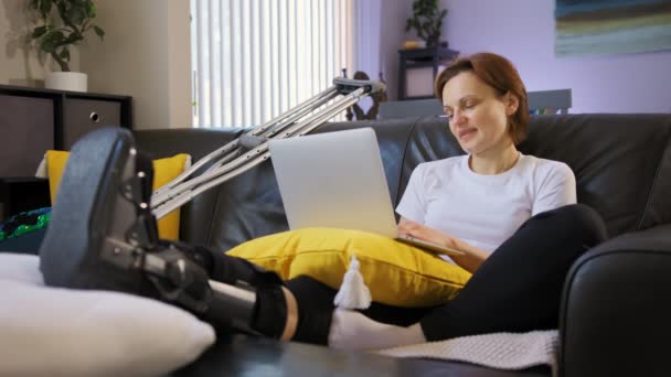 Μια Θυμωμένη Γυναίκα Σπασμένο Πόδι Δουλεύει Λάπτοπ Και Μιλάει Στη — Αρχείο Βίντεο