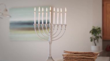 Hanukkiah Menorah 'ta bayram için yakılan mumlar evde bulanık bir zemin oluşturdu. Yüksek kalite 4k görüntü