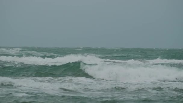 Onda Tempestade Salpicando Espuma Água Tempestade Oceânica Movimento Lento Imagens — Vídeo de Stock
