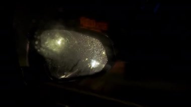 Araba penceresinin önünde yıldırım düştü. İçeriden bak. Yüksek kalite 4k görüntü