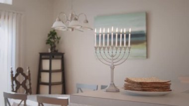 Hanukkiah Menorah 'ta bayram için yakılan mumlar evde bulanık bir zemin oluşturdu. Yüksek kalite 4k görüntü