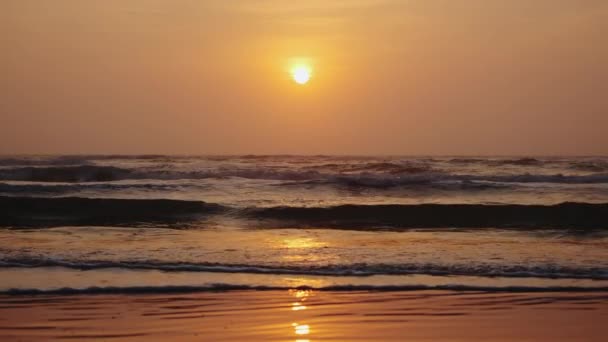 Onda Oceano Irrompe Costa Nascer Sol Movimento Lento Imagens Alta — Vídeo de Stock