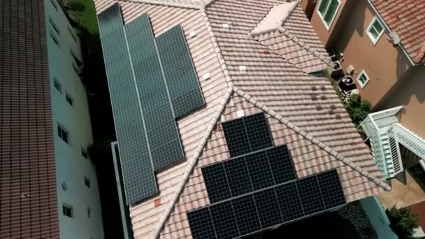 Casa Residencial Americana Com Telhado Coberto Com Painéis Solares Para — Vídeo de Stock