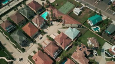 Amerikan banliyölerindeki gayrimenkul gelişimine örnek olarak Aile Evleri 'nin havadan görünüşü. Yüksek kalite 4k görüntü