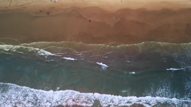 Cima Para Baixo Vista Praia Areia Dia Verão Enquanto Ondas — Vídeo de Stock