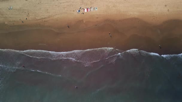 Cima Para Baixo Vista Praia Areia Dia Verão Enquanto Ondas — Vídeo de Stock