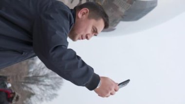 Chicago şehir merkezinde bir adam akıllı telefondan fotoğraf çekiyor. Yüksek kalite 4k görüntü