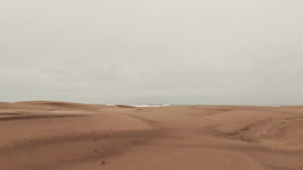 砂の中の砂漠の道路上の車のドライブのビュー そうだ 高品質4K映像 — ストック動画
