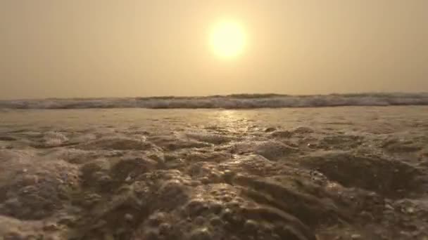 Fala Rozpryskuje Się Słoneczny Dzień Piana Wodna Burza Morska Zwolnij — Wideo stockowe