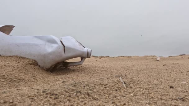 Close Shot Bottiglie Plastica Sulla Spiaggia Sabbia Ecologia Inquinamento Ambientale — Video Stock