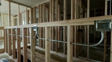 Ev inşaatının geniş açılı ahşap çerçevesi. - Evet. Yüksek kalite 4k görüntü