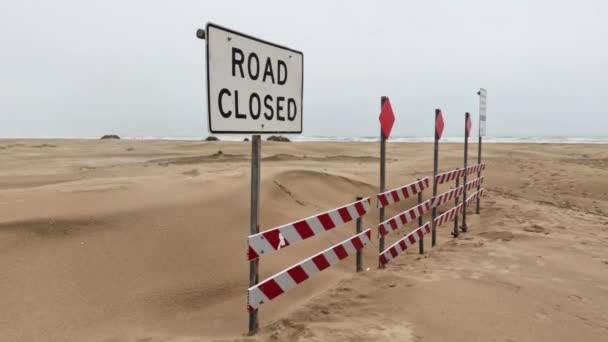 Вывеска Закрытая Дорога Дороге Пустыне Высококачественные Кадры — стоковое видео