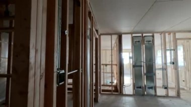 Ev inşaatının geniş açılı ahşap çerçevesi. - Evet. Yüksek kalite 4k görüntü
