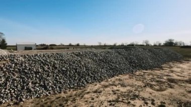 İnşaat alanında büyük miktarlarda çakıl var. Toplu yapı, taş yapı üzerine ezilmiş taş. - Evet. Yüksek kalite 4k görüntü