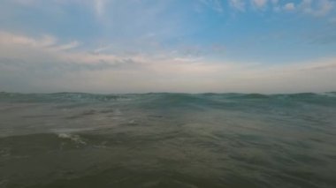 Güneşli bir günde dalga sıçraması, Su Köpüğü, Okyanus Fırtınası. Ağır çekim. Yüksek kalite 4k görüntü