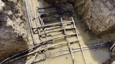 Plastik borular kirli suyun içine yerleştirildi. Kapatın. Yüksek kalite 4k görüntü