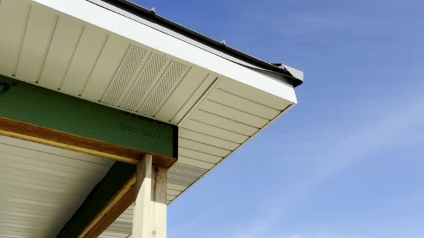新住宅建筑中带有木制屋顶的木制墙体的组成部分 高质量的4K镜头 — 图库视频影像