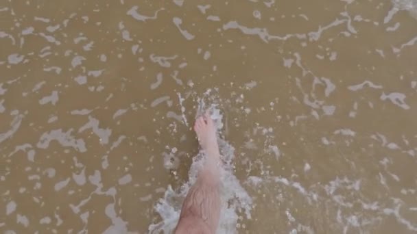 Pernas Masculinas Caminhando Perto Oceano Pisando Areia Praia Mar Vista — Vídeo de Stock