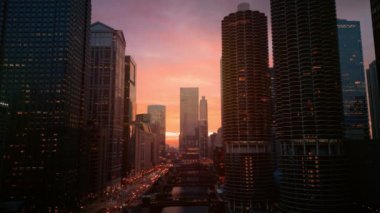 Gün batımında Chicago caddesinde. Havadan geniş görüntü. Yüksek kalite 4k görüntü