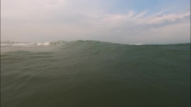 Onda Salpicando Dia Ensolarado Espuma Água Tempestade Oceânica Movimento Lento — Vídeo de Stock