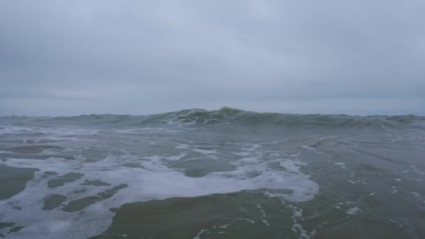 Onda Tempestade Salpicando Dia Tempestade Espuma Água Tempestade Oceânica Movimento — Vídeo de Stock