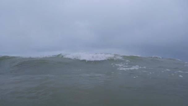 Штормовая Волна Плескается День Шторма Пена Океанский Шторм Медленное Движение — стоковое видео