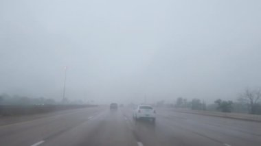 Otobanda sürerken Yoğun Sağanak 'ın POV görüntüsü. Yüksek kalite 4k görüntü