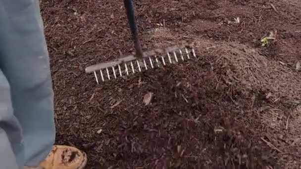 Jämnade Med Kratta Kompost Marktäckning Trädgård Växter Med Träd Bark — Stockvideo
