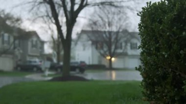 Slow Motion görüntüsü, yıldırım ve yağmur damlalarıyla dolu şiddetli fırtına, banliyödeki sokakları sel basıyor. Geniş açı. Yüksek kalite 4k görüntü