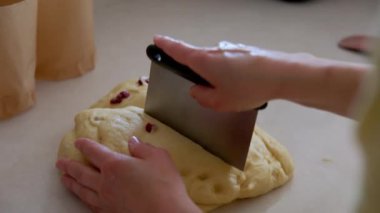 Bir kadın hamuru pişirmek için böler. Yüksek kalite 4k görüntü