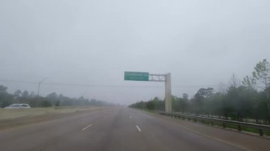 Otobanda sürerken Yoğun Sağanak 'ın POV görüntüsü. Yüksek kalite 4k görüntü