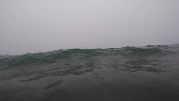 暴风雨的日子里 浪花飞溅 海洋风暴 慢动作高质量的4K镜头 — 图库视频影像