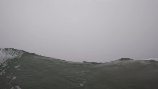 Onda Tempestade Salpicando Dia Tempestade Espuma Água Tempestade Oceânica Movimento — Vídeo de Stock