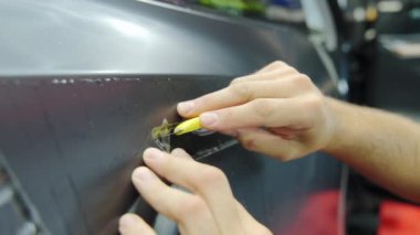 Bir arabaya koruyucu PPF filmi uygulanma süreci. Bir profesyonelin elleri laminatın koruyucu filmini uyguluyor. - Evet. Yüksek kalite 4k görüntü