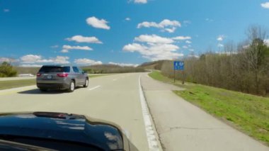 Ormanlı bir araba yolculuğunda araba kullanmanın kötü bir bakış açısı. Yüksek kalite 4k görüntü