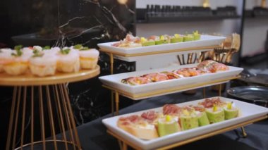Tahta tepside mini burgerler, masada atıştırmalıklar, yemek servisi konsepti. Kamerayı çek. Yüksek kalite 4k görüntü
