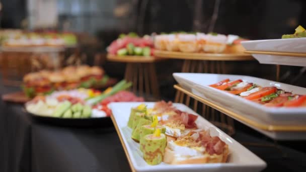 Mini Burgers Sur Plateau Bois Snacks Sur Table Concept Traiteur — Video