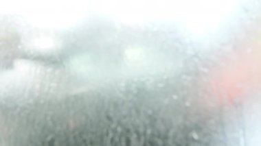 Bir arabaya koruyucu PPF filmi uygulanma süreci. Bir profesyonelin elleri laminatın koruyucu filmini uyguluyor. - Evet. Yüksek kalite 4k görüntü