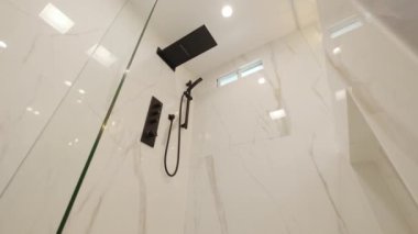 Modern Tiled Banyo with Duş modern ev, gayrimenkul iç. Yüksek kalite 4k görüntü