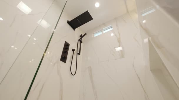Μοντέρνο Tiled Μπάνιο Ντους Στο Σύγχρονο Σπίτι Εσωτερικό Ακινήτων Υψηλής — Αρχείο Βίντεο